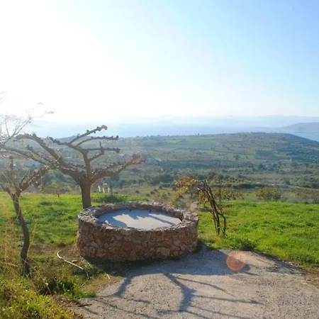 Hébergement de vacances House With 2 Bedrooms In Eubee With Wonderful Sea View And Furnished Garden *